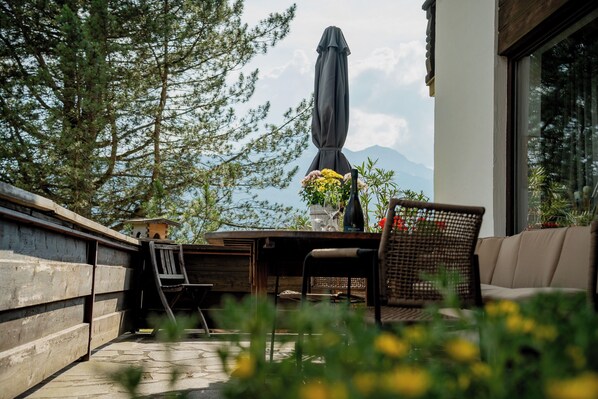 Outdoor dining - Alpenpanorama-apartment Nahe der Zugspitze mit Gemütlicher Terrasse (Ehrwald)