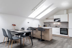 Apartamento, terraço | Cozinha privada | Geladeira grande, micro-ondas, fogão, cooktop