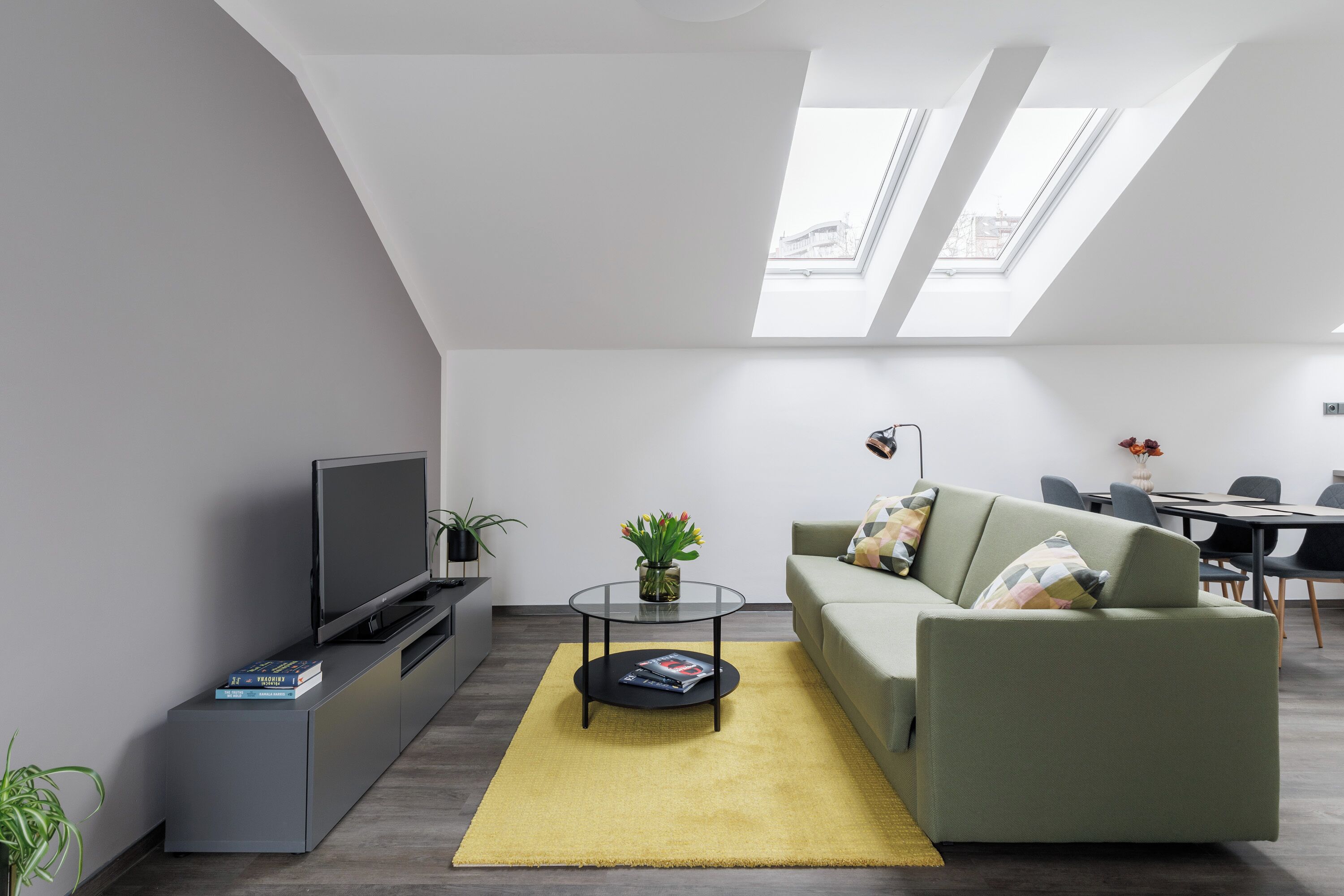 Appartement, terras | Een minibar, een kluis op de kamer, verduisterende gordijnen