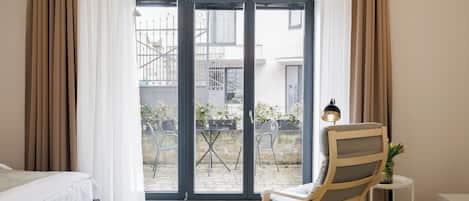 Studio | Minibar, in-room safe, blackout drapes, iron/ironing board