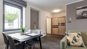 Loft | Minibar, in-room safe, blackout drapes, iron/ironing board