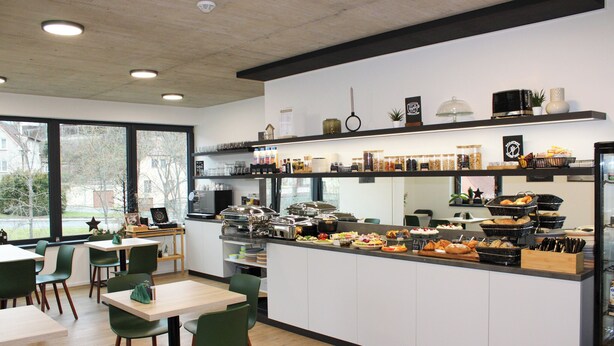 Cocina moderna con un montaje tipo bufé, que incluye diversos alimentos y una estación de café.
