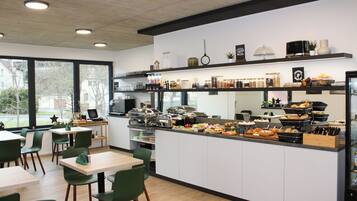 每日供應吃到飽早餐 (每人 CZK350)