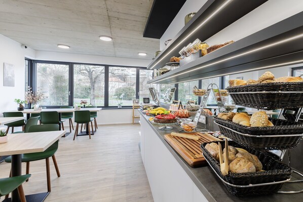 Daily buffet breakfast (CZK 300 per person)