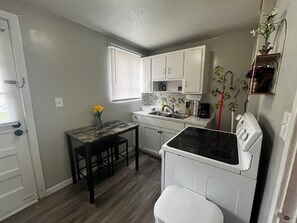 Réfrigérateur, micro-ondes, four, plaque de cuisson