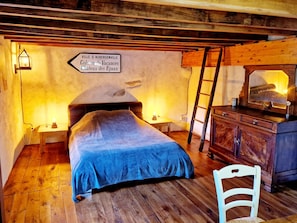 2 chambres, coffres-forts dans les chambres, fer et planche à repasser