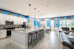 冷蔵庫、電子レンジ、オーブン、コンロ