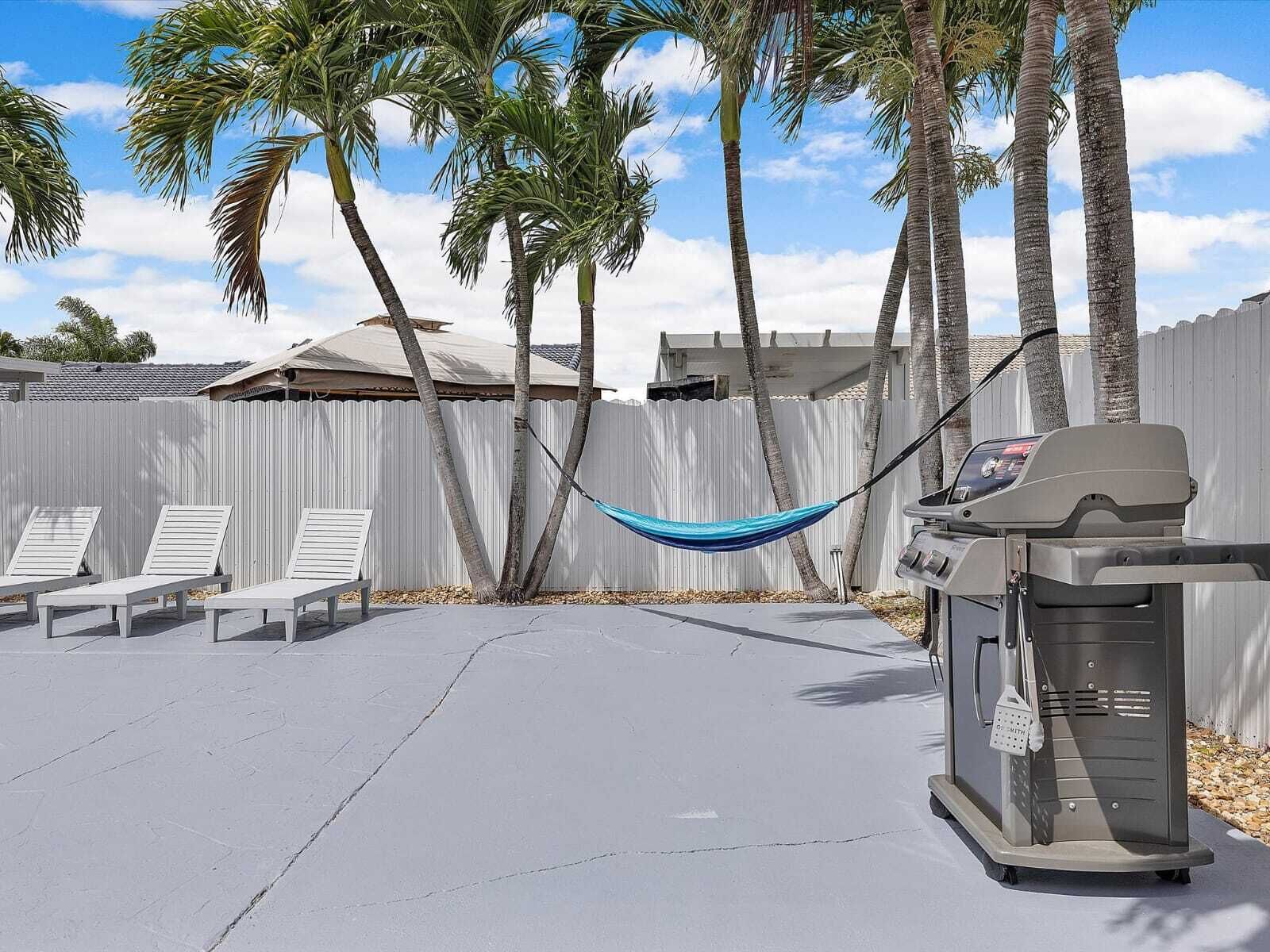 Charming 3-bedroom house with AC,  POOL, WORK SPACE ,WiFi in delightful Miami
