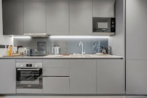 Comfort-lejlighed - 1 soveværelse - balkon - udsigt til kanal | Privat køkken | Køleskab/fryser i fuld størrelse, mikrobølgeovn, ovn, elkedel