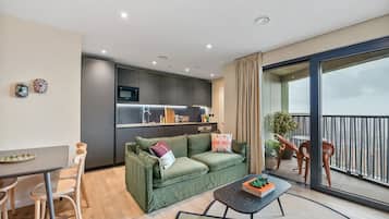 Comfort Apartment, 2 Bedrooms, Balcony, Canal View | In-room dining