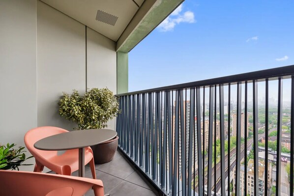 Comfort Apartment, 2 Bedrooms, Balcony, Canal View | Balcony - Riverstone Heights (London)