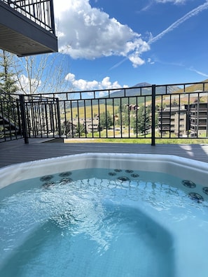 Outdoor spa tub - New! True Ski-in/out + Garage, Elevator, Hot Tub, & Views (Crested Butte)