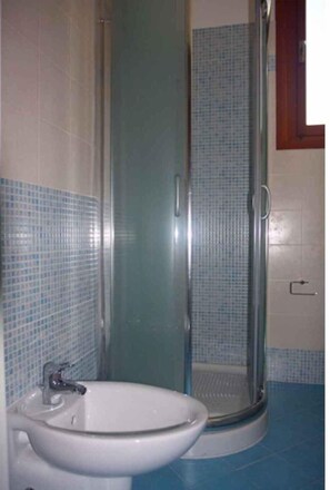 Bathroom - Holiday apartment with air conditioning, balcony and pool (Bibione)