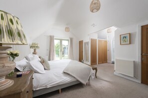 4 bedrooms, iron/ironing board, internet, bed sheets