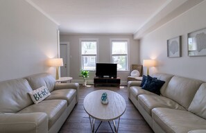 TV - Joyful Jeremy's Cottage on Madison - Near Downtown (Grand Haven)