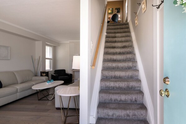 TV - Joyful Jeremy's Cottage on Madison - Near Downtown (Grand Haven)