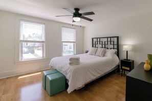 3 bedrooms, iron/ironing board, WiFi, bed sheets - Joyful Jeremy's Cottage on Madison - Near Downtown (Grand Haven)