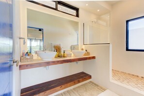 Doccia, asciugacapelli, asciugamani, sapone