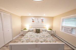 1 chambre, bureau, fer et planche à repasser, lit parapluie