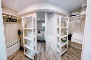 1 quarto, escrivaninha, ferros/tábuas de passar roupa, berço de viagem