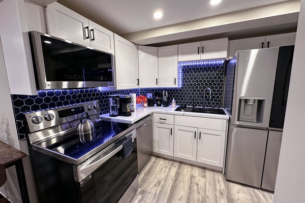 Frigorifero, microonde, forno, piano cottura