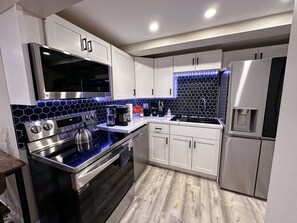 Réfrigérateur, micro-ondes, four, plaque de cuisson