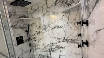 Secador de cabelo, toalhas de banho, sabonete, shampoo