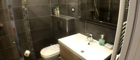 Handtücher, Seife, Toilettenpapier