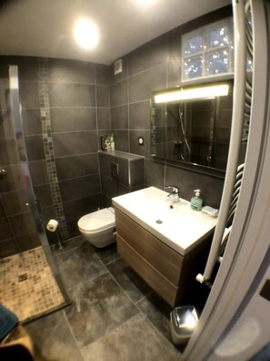 Handtücher, Seife, Toilettenpapier