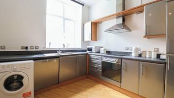 Frigorífico, microondas, horno y placa de cocina