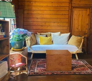4 bedrooms, iron/ironing board, free WiFi, bed sheets - Vintage Tin Tabernacle - Perfect for Cosy Getaways (Ventnor)