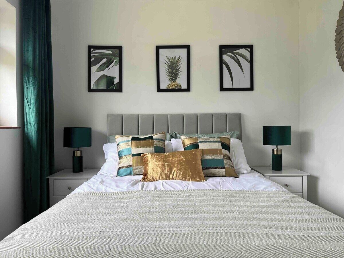 3 bedrooms, iron/ironing board, internet, bed sheets