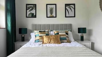 3 bedrooms, iron/ironing board, Internet, bed sheets