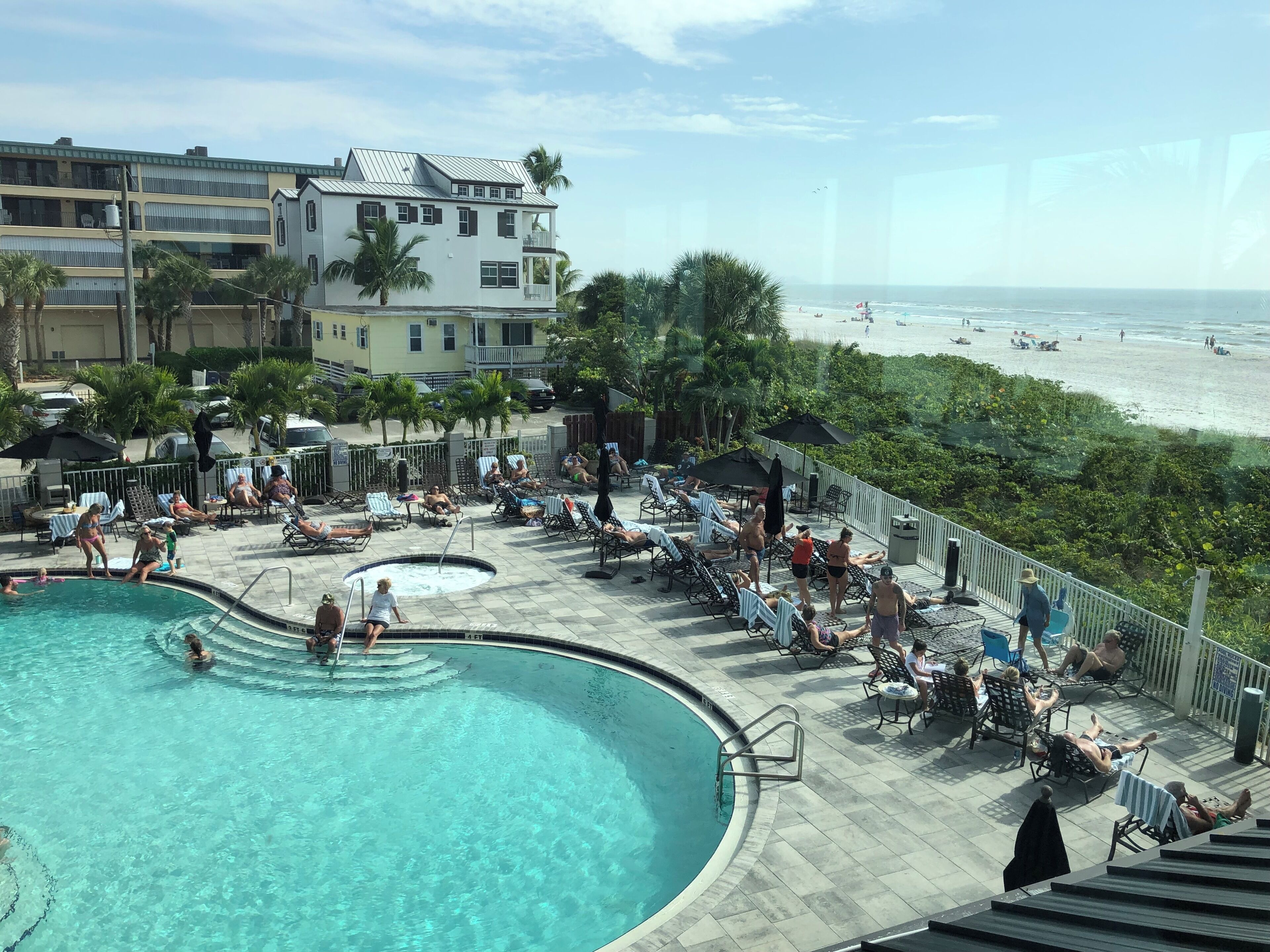 Beachfront 1BR Resort Apt w/ Pool Bar, Gulf View Terrace & Parking