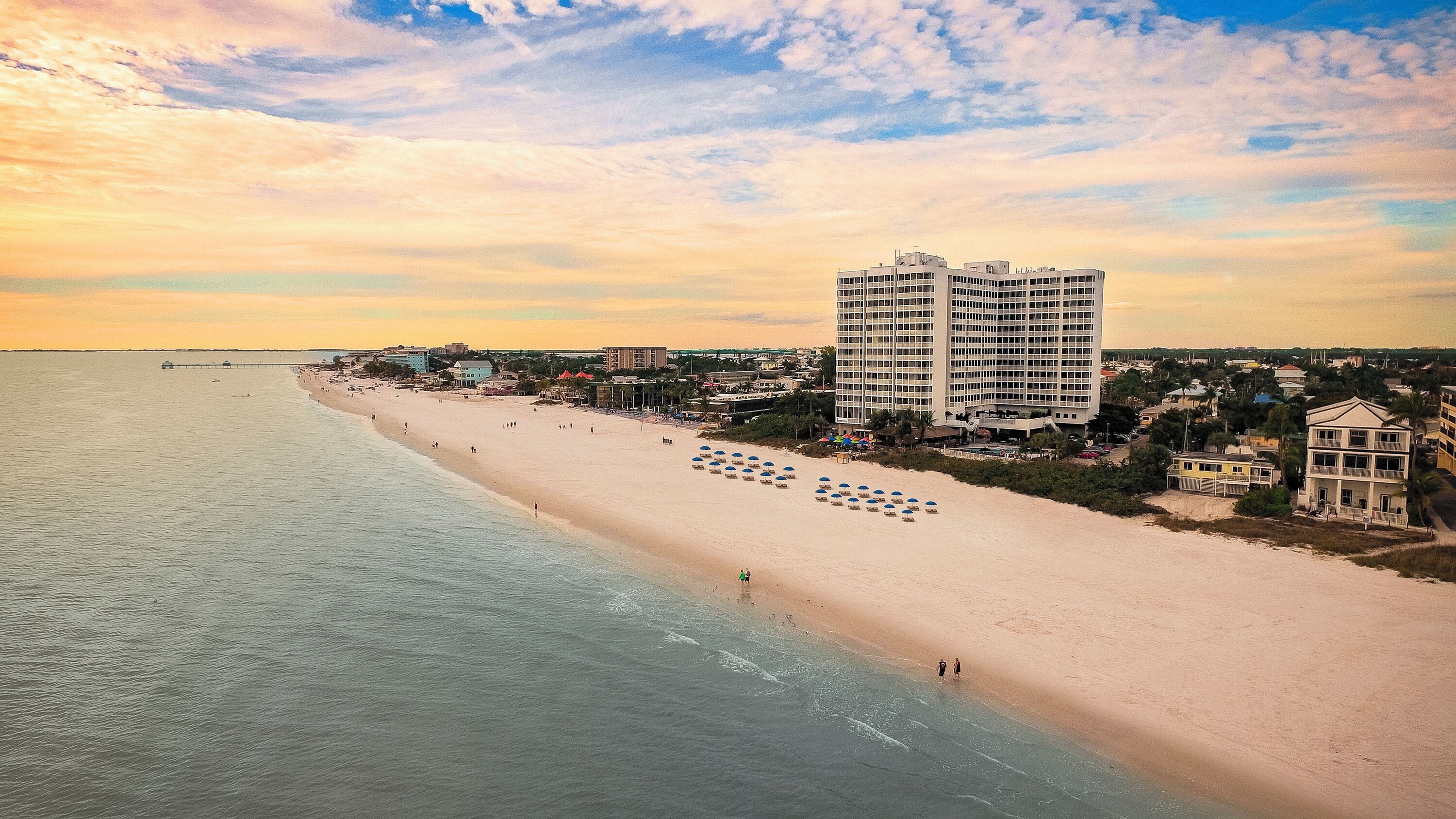 1BR Apt Right on the Beach w/ Kitchen & Gulf Views Balcony - Free Parking