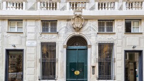 A building with a green door, ornate architectural details, and barred windows. - Giustiniani Loft by Wonderful Italy (Genoa)