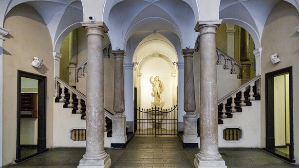 A grand hallway with classical architecture, featuring a central statue, columns, and a staircase. - Giustiniani Loft by Wonderful Italy (Genoa)
