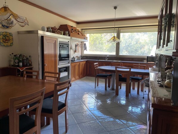 Fridge, oven, stovetop, electric kettle
