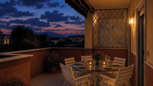 Eine Terrasse mit einem runden Esstisch, umgeben von Stühlen, einer Zierwand und Blick zum Himmel.