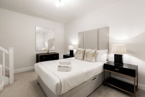 Duplex Deluxe | Sängtillbehör av högsta kvalitet och värdeförvaringsskåp på rummet