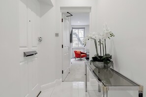 Superior Apartment | Premium bedding, in-room safe, iron/ironing board, free WiFi - Marylebone by Excel Apartments (London)