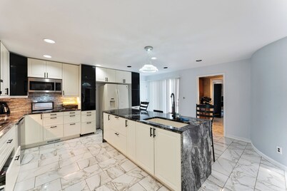 Spacious 5-bedroom house in charming Bay Shore with AC, WiFi