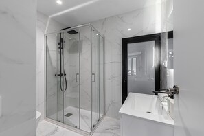 Dusche, Haartrockner, Handtücher