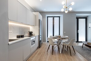 Kühlschrank, Mikrowelle, Ofen, Geschirrspüler