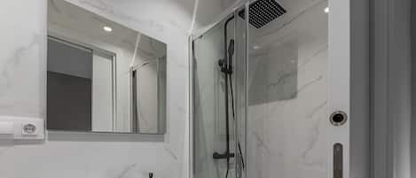 Dusche, Haartrockner, Handtücher