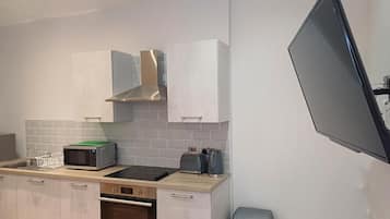 Een moderne keuken met een magnetron, broodrooster en oven.