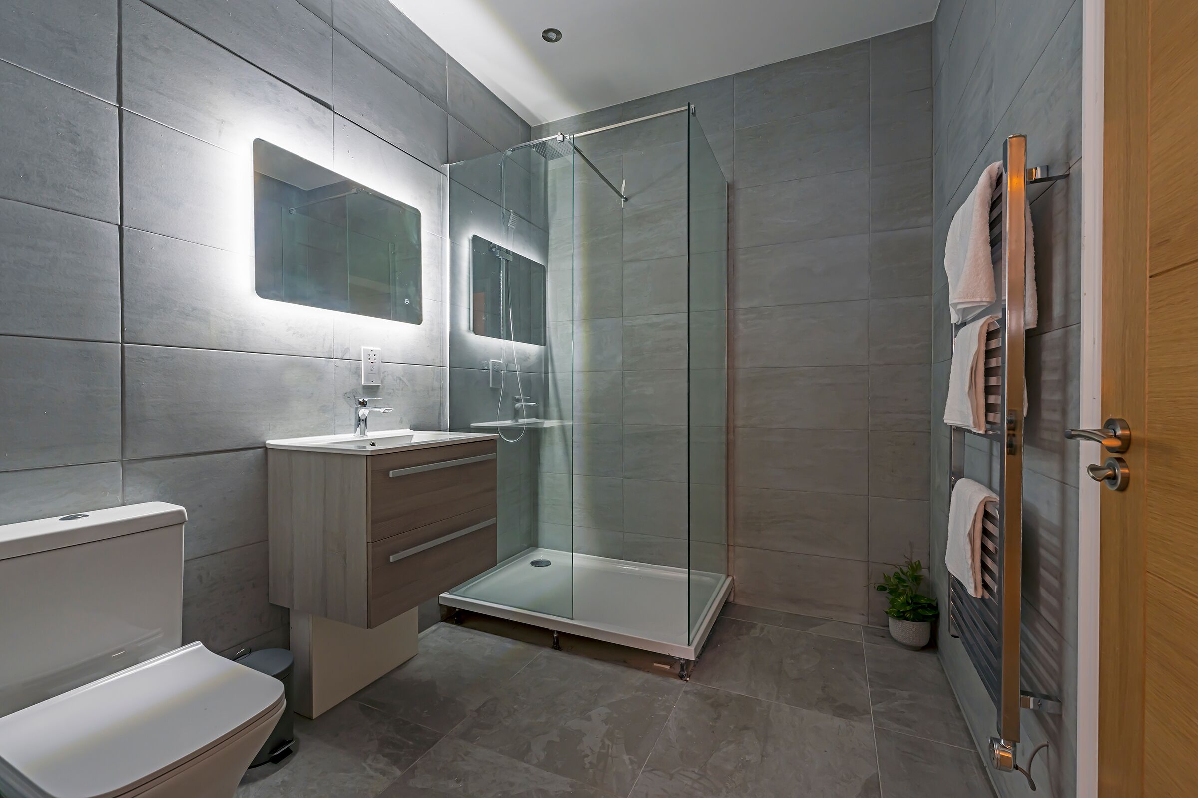 吹風機、毛巾、肥皂、洗髮精