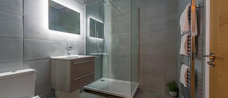 Secador de cabelo, toalhas de banho, sabonete, shampoo
