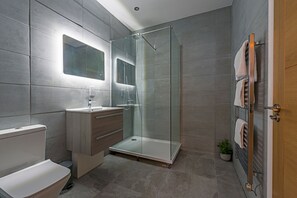 Sèche-cheveux, serviettes fournies, savon, shampoing