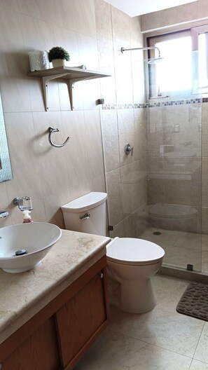 Een haardroger, handdoeken